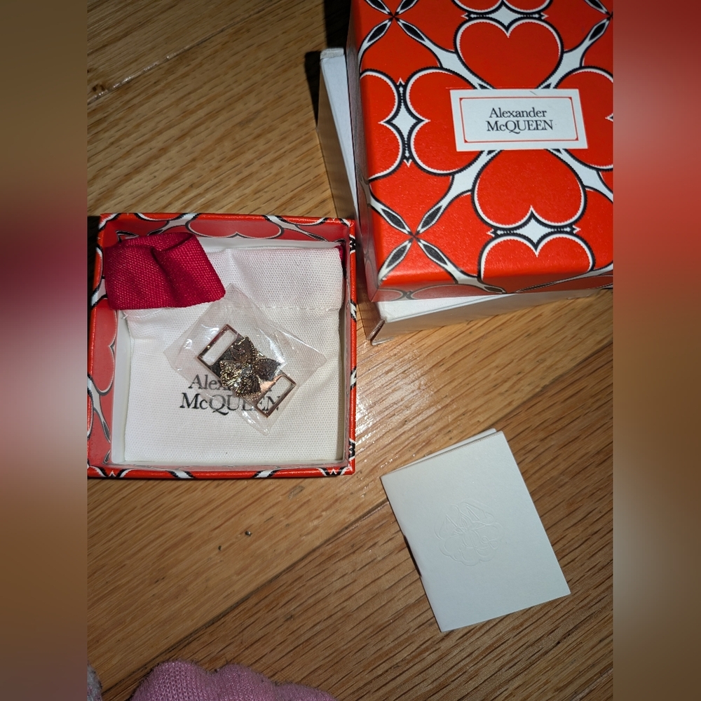 21. NEW ALEXANDER MCQUEEN BUTTERFLY SHOELACE PLATE - Picture 5 of 7